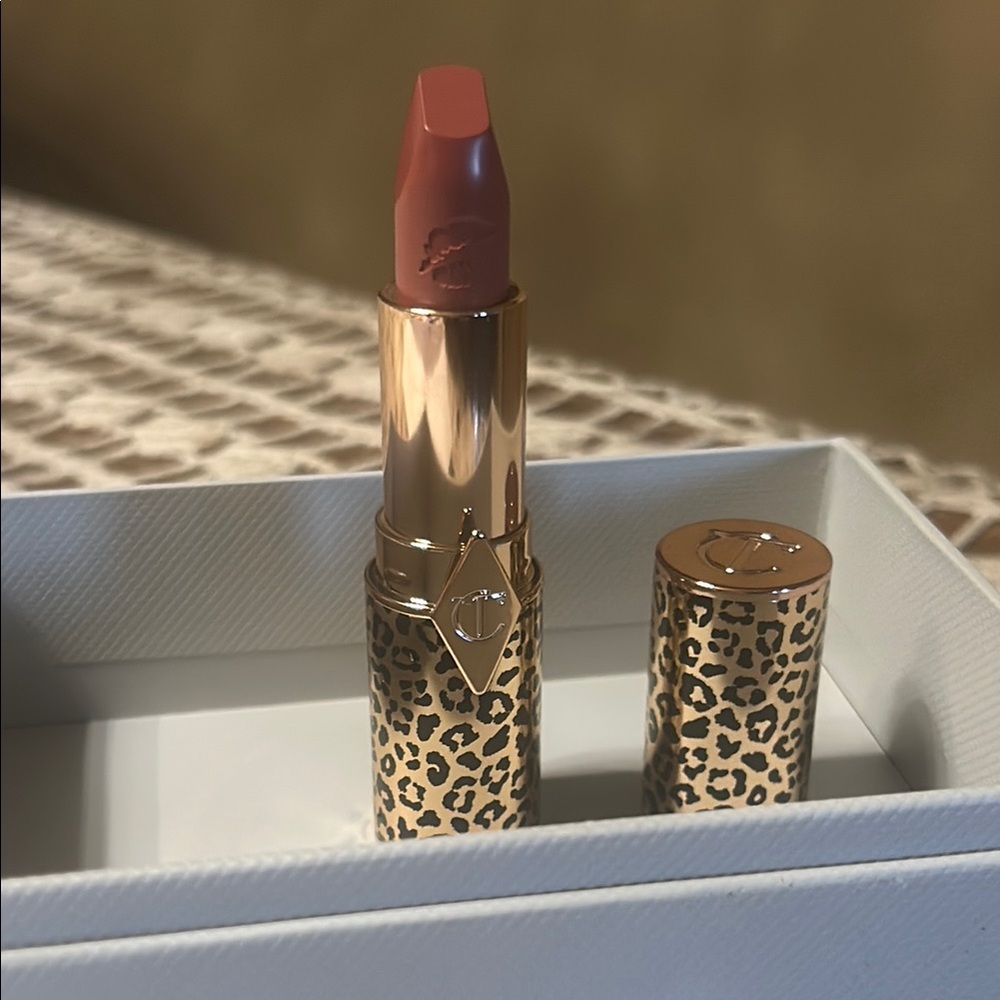 Charlotte Tilbury Hot Lips Lipstick in Glowing Jen